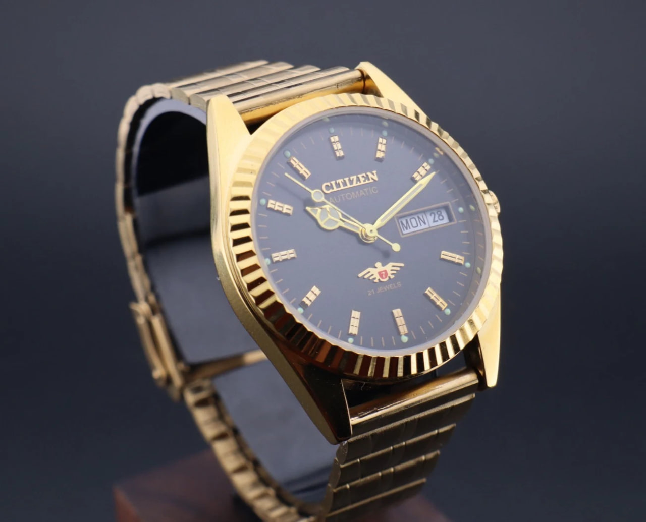 Vintage Citizen Automatic Men's Wrist Watch 8200A Japan Movement -Day/Date